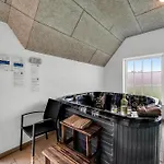 Hébergement de vacances Large For 20 People With Large Pool, Hot Tub For 7 People And Activity