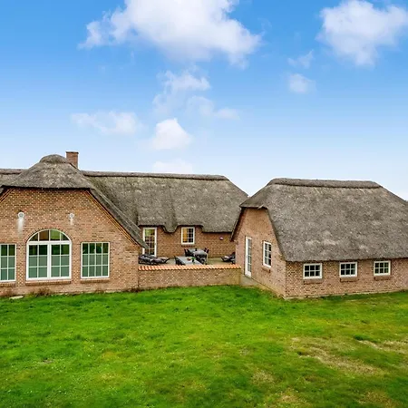 Large For 20 People With Large Pool, Hot Tub For 7 People And Activity Room, Holiday home