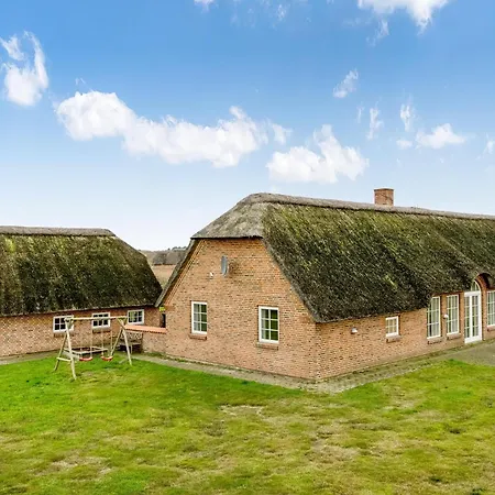 Large For 20 People With Large Pool, Hot Tub For 7 People And Activity *