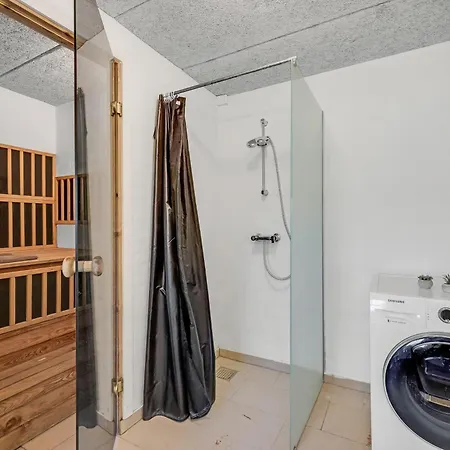 Large For 20 People With Large Pool, Hot Tub For 7 People And Activity