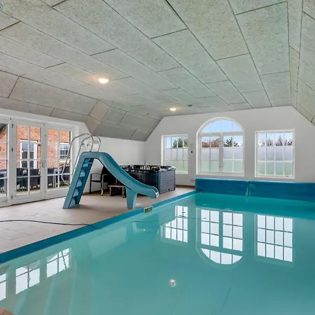 Large For 20 People With Large Pool, Hot Tub For 7 People And Activity Semesterbostad