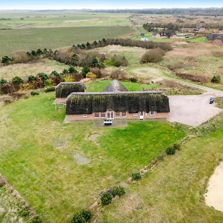 Large For 20 People With Large Pool, Hot Tub For 7 People And Activity