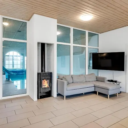 Large For 20 People With Large Pool, Hot Tub For 7 People And Activity Room, Holiday home