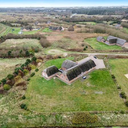 Semesterbostad Large For 20 People With Large Pool, Hot Tub For 7 People And Activity